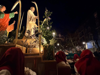 El paso de La Entrada en Jerusalén, por la Bajada de Javier