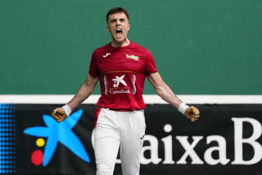 Jon Ander Peña celebra un tanto este sábado en el Labrit