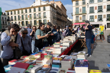 Imagen de uno de los puestos de venta instalados en la plaza de los Fueros de Tudela
