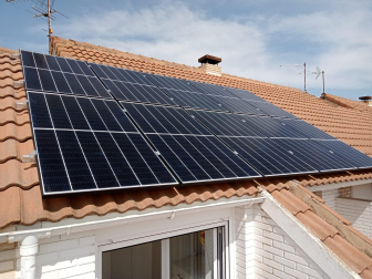 Instalación solar sobre una vivienda residencial