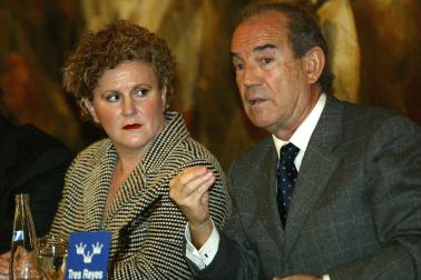 Carlos Garaikoetxea, junto a Begoña Errazti en un acto político de EA en 2005