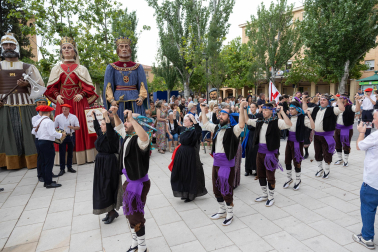 Instante del pasacalles celebrado tras el lanzamiento del cohete de las Fiestas de San Juan del Barrio de Lourdes de Tudela