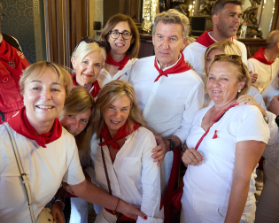 Fotos de Alberto Núñez Feijóo en el Baile de la Alpargata en las fiestas de San Fermín 2026