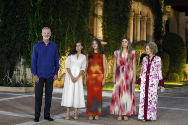 Fotos de los reyes Felipe y Letizia, la princesa Leonor, la infanta Sofía y la reina emérita Sofía durante la tradicional recepción celebrada este martes en el palacio de Marivent a los responsables institucionales y a representantes de la sociedad de Baleares