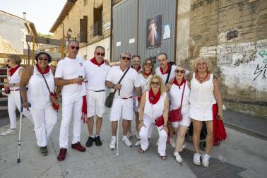 La cuadrilla de 'La Regadera' disfrutando de las primeras horas de fiestas de Larraga.