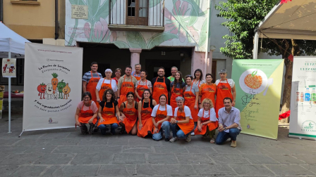 Un amplio equipo de voluntarios locales, junto a corporativos municipales, preparó y repartió las pochas de la degustación de Sangüesa