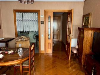 Vista del salón, desde el que se accede a la cocina
