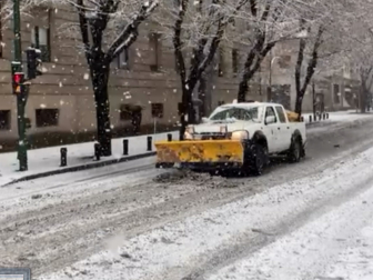 Quitanieves en la avenida Baja Navarra de Pamplona