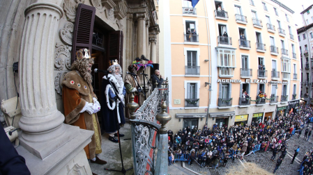 Discurso de los Reyes Magos desde el balón del Ayuntamiento