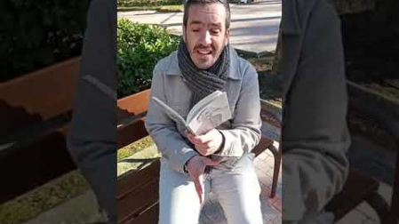 Hasier Larretxea recita uno de los poemas de 'Otro cielo'