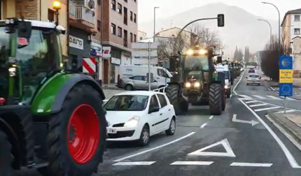 Tractores saliendo desde Estella rumbo a Pamplona