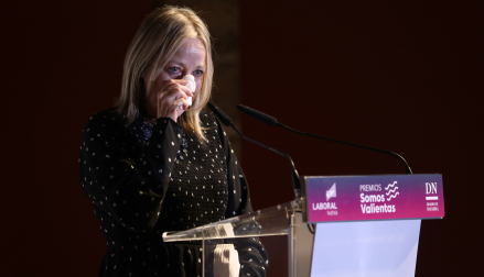 La rockera Aurora Beltrán contiene emocionada el llanto durante la entrega de los premios “Somos Valientas” en la catedral