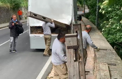 Operarios de la empresa Hermanos Aldaz Remiro han comenzado este martes a instalar el vallado del encierro por la cuesta de Santo Domingo