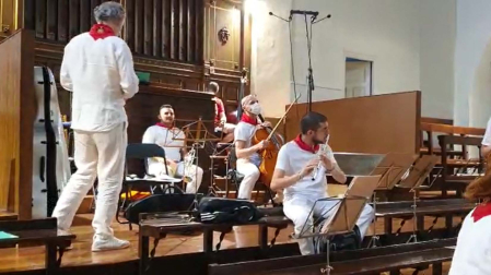 Media hora antes de que San Fermín llegue a San Lorenzo, ya están afinando instrumentos en el coro de la iglesia la Capilla de la Catedral, el Orfeón Pamplonés y miembros de la Orquesta Sinfónica de Navarra.