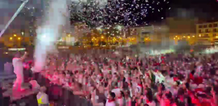La propuesta musical de la Plaza del Castillo, que este año acoge sesiones de DJ en horario de tarde y noche, está encontrando un importante respaldo entre el público local y foráneo.