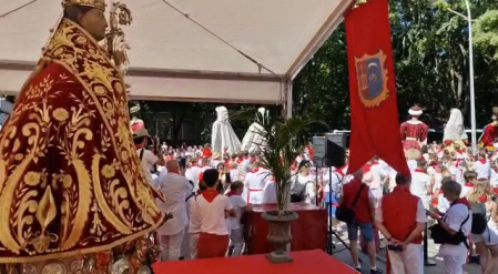 La comparsa ha pasado frente a la imagen del Santo en el Día del Niño