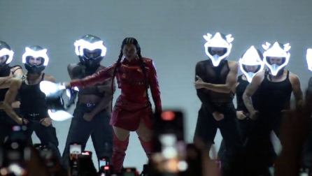 Miles de personas disfrutaron anoche de la magia de Rosalía en el primero de los dos conciertos de la artista en el Wizink Center. Con un público entregado, Rosalía ha superado todas las expectativas con un espectáculo minimalista en el que ha brillado con luz propia.