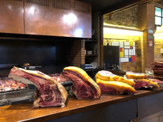Varios chuletones junto a la parrilla de Bidea2