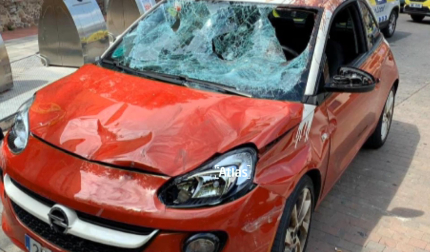 El conductor, tras embestir a un grupo de ciclistas en Barcelona, se dio a la fuga. Los Mossos han dado con él diez horas después del siniestro y ya ha sido arrestado. Se trataría de un vecino de Martorell, de 41 años y, al parecer, con antecedentes policiales por violencia de género y delitos de tráfico.