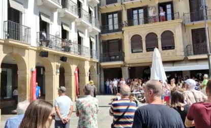Actuación de Javier Ruz y Carlos Urroz, desde el balcón del Hotel La Perla