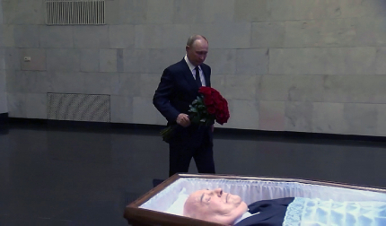 El presidente ruso, Vladimir Putin, ha presentado hoy sus últimos respetos a Mijail Gorbachov y ha depositado un ramo de flores ante su féretro. Putin, que ha tocado la caja fúnebre de Gorbachov antes de abandonar la sala, ya ha anunciado que no asistirá al funeral del último líder de la Unión Soviética que se celebrará en Moscú el próximo sábado.