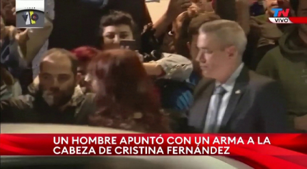 Terrible intento de atentado contra la vicepresidenta argentina, Cristina Fernández de Kirchner. Ocurría pasadas las 9 de la noche en las inmediaciones de su domicilio. La ex mandataria atravesaba la multitud para acceder a la vivienda cuando el atacante, apuntó a su cabeza y apretó el gatillo. Por suerte, algo falló y la pistola no se disparó.