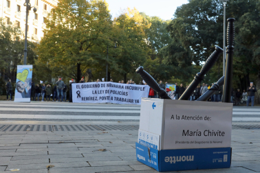 Performance del movimiento asindical de la Policía Foral ante el Parlamento dentro de las movilizaciones que llevan a cabo cada jueves desde hace más de un mes para exigir al
Gobierno de  Navarra que desarrolle el Reglamento de la Ley de Policías.