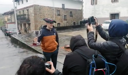 Joseba Ezkurdia se acostó tarde el domingo. Tras si tercera victoria en el Cuatro y Medio tras un 22-21 memorable contra Jokin Altuna el campeón celebró su victoria cenando con 70 amigos en la sociedad de Arbizu.