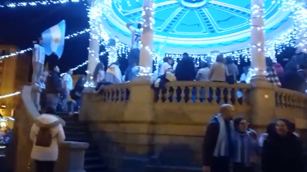 Vídeo de aficionados de Argentina celebrando el Mundial en la Plaza del Castillo de Pamplona
