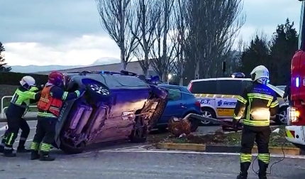 Vídeo con el vuelco de un automóvil en la Avenida de Navarra