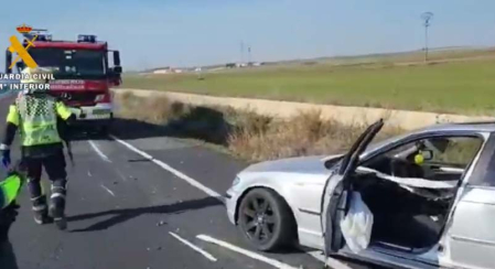Un camión ha colisionado contra un coche estacionado en el arcén por una avería