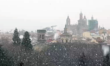 Tras varias semanas sin precipitaciones, el invierno ha vuelto a recrudecerse este jueves de la mano de un temporal que ha hecho descender la cota de nieve hasta los 500-700 metros. Los primeros copos de nieve han llegado a Pamplona poco antes de las nueve de la mañana, aunque las abundantes lluvias caídas durante la noche harán difícil que la nieve cuaje.