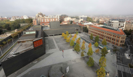 Plaza de la Constitución de Pamplona con el Auditorio Baluarte al fondo