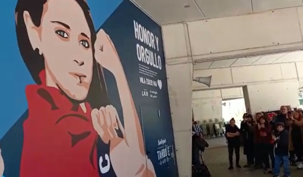 El mural, obra de LKN, se encuentra en la pared de El Sadar situada junto al bar El Bodegón