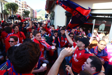 Los aficionados rojillos corean canciones y gritos de apoyo a Osasuna en la zona de bares cercana a San Mamés, horas antes del partido de semifinales de la Copa del Rey