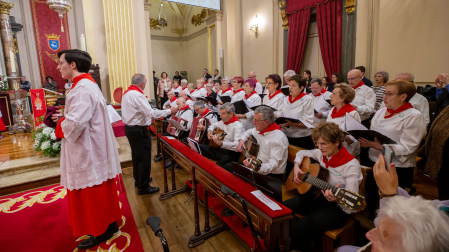 La eucaristía del 4 de abril en la capilla de San Fermín reconoció la labor de las Hermanas de la Soledad y contó con las canciones de la Coral Yoar
