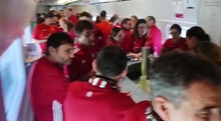 Los aficionados rojillos también calientan sus gargantas -y sus estómagos- en la cafetería del tren