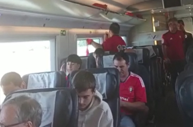 Los aficionados rojillos cantan camino de Sevilla