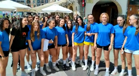 Estas chicas que han venido a jugar un campeonato a Pamplona desde Barcelona, con Osasuna