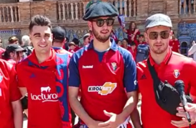 Estos aficionados pamploneses en Sevilla se muestran también convencidos de la victoria