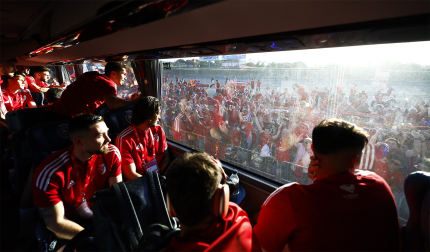 Vídeo del interior del autobús de Osasuna a su llegada a La Cartuja