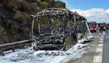 Vídeo con el incendio de un autobús que llevaba a 27 niños en la AP-15