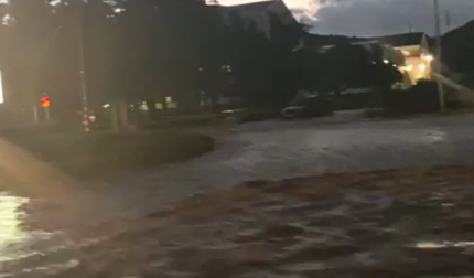 Vídeo con agua embalsada en el acceso a Sangüesa por la papelera