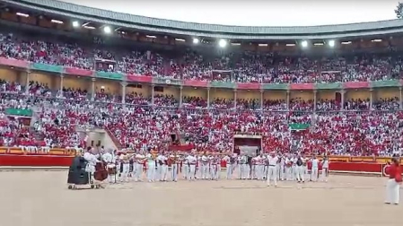 La plaza canta 'Cielito lindo' antes del encierro
