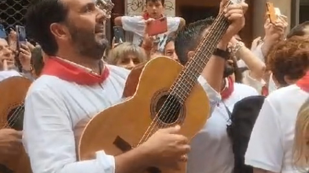 La Tuna Antigua de Navarra interpreta la Aurora a San Fermín