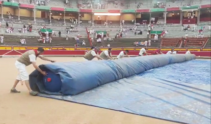 Retirada de la protección de la arena de la plaza de toros el 7 de julio