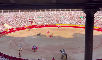 Así suena la canción 'El Rey' en la plaza de toros de Pamplona