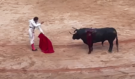 Estocada de Roca Rey a su primer toro de la corrida del 11 de julio