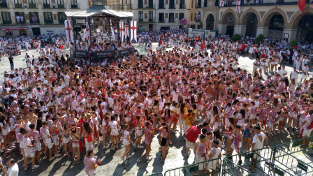 Vídeo de la plaza de los Fueros de Tudela momentos antes del cohete de las fiestas 2023