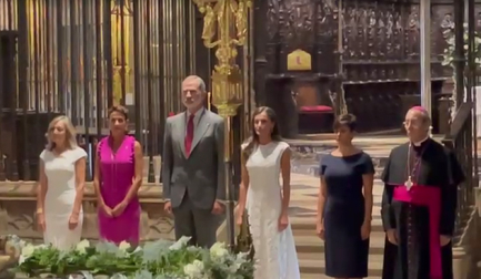 Acompañados de Cristina Ibarrola, Isabel Rodríguez, María Chivite y el arzobispo Francisco Pérez.